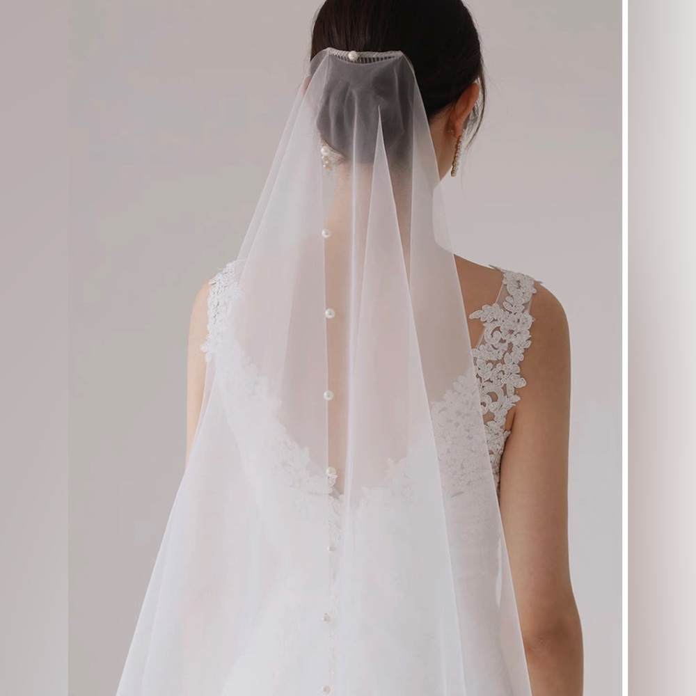 Elegant White Bridal Veil with Pearl Button Detail